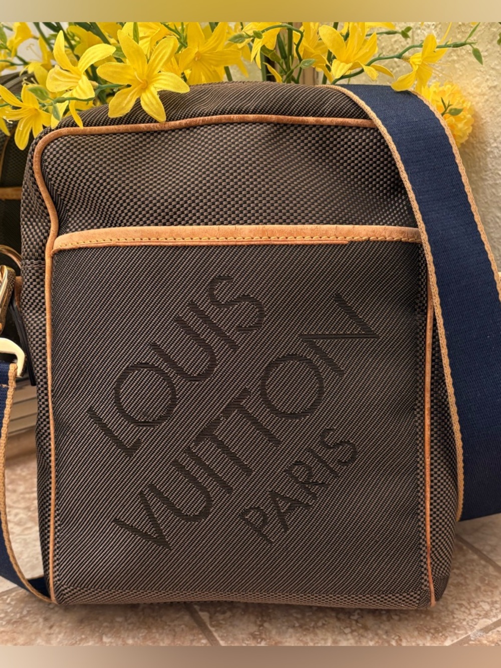 Authentic Louis Vuitton Unisex Messenger Crossbody in Green canvas